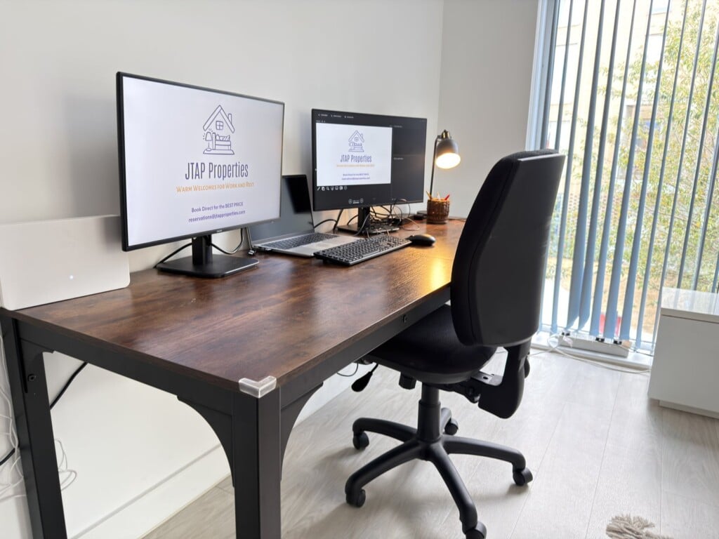 Station Rest, Cambridge: dual monitor desk