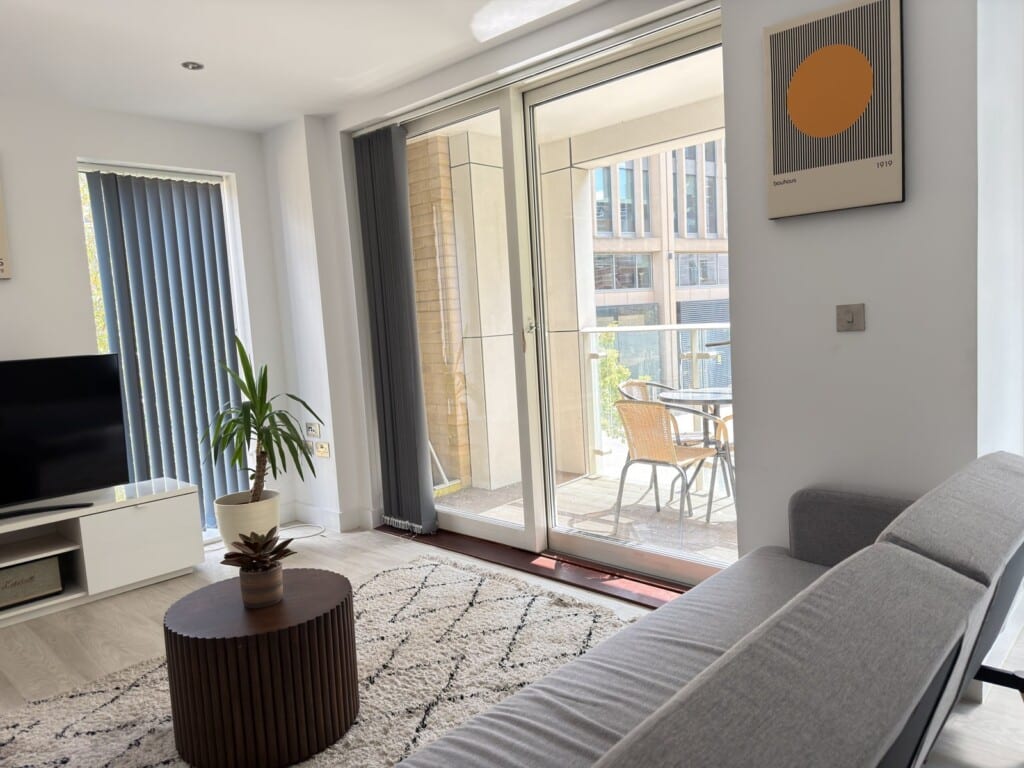 Station Rest, Cambridge: living room balcony