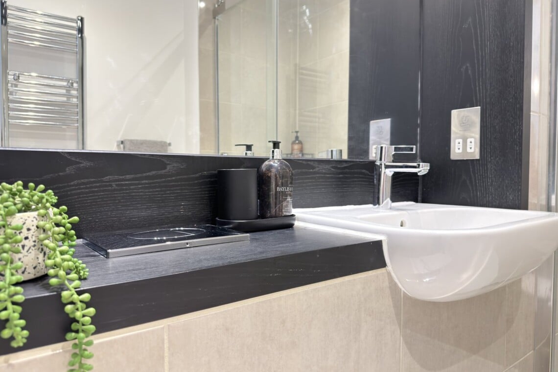 Station Rest, Cambridge: en suite