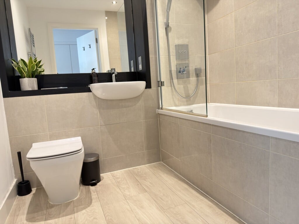 Station Rest, Cambridge: bathroom