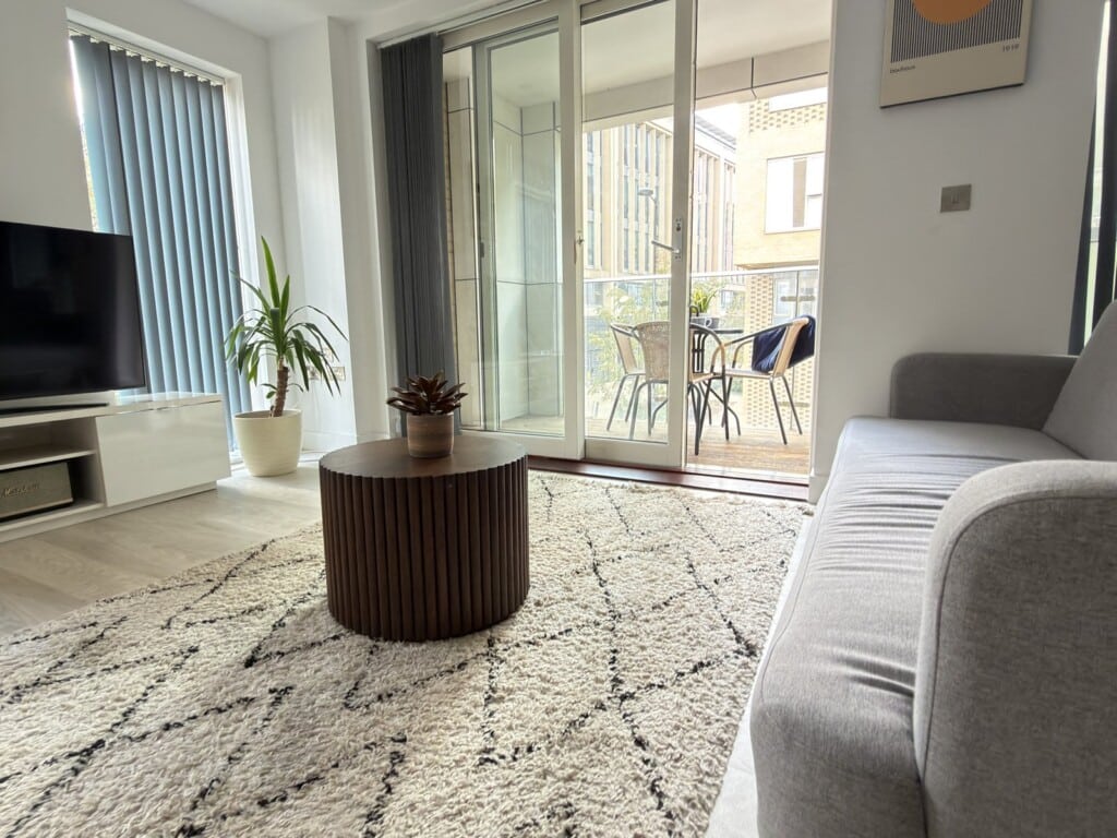 Station Rest, Cambridge: living room