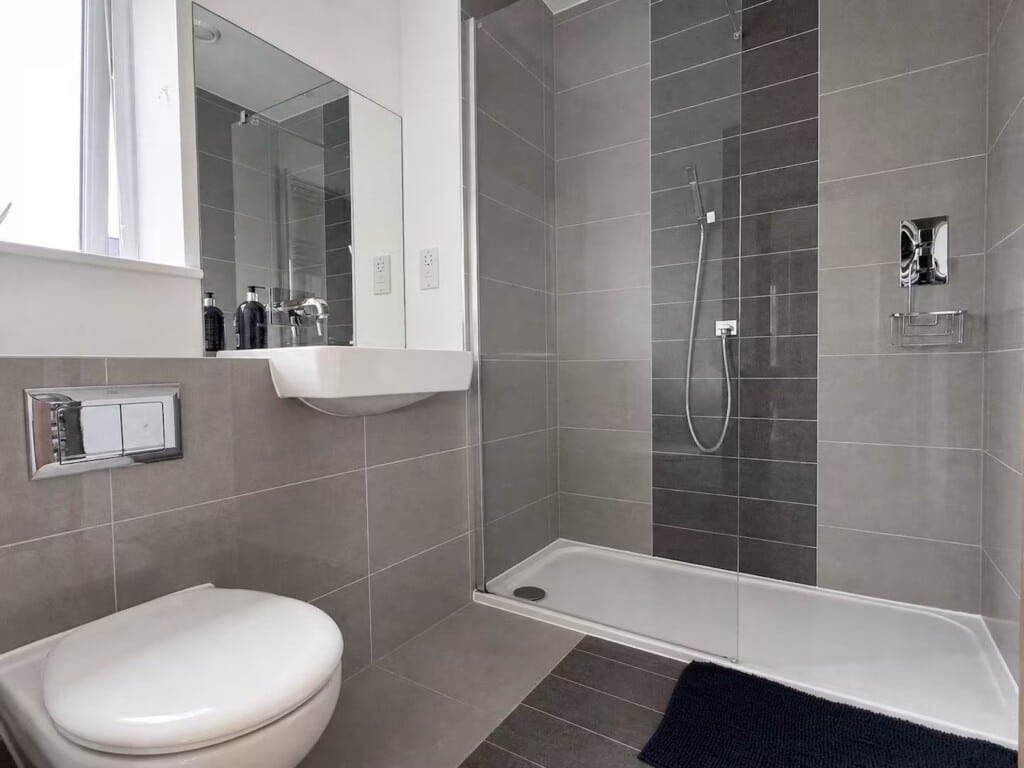 The Observatory, Cambridge: shower room